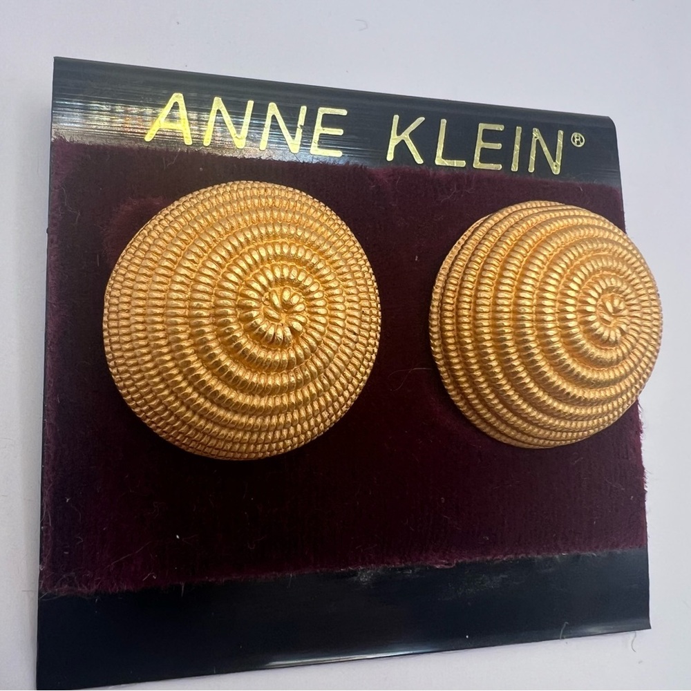 New Old Stock Vintage Anne Klein Chunky Gold Tone Pierced Earrings - Picture 3 of 5